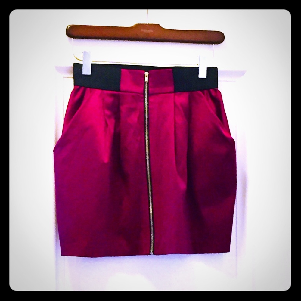 Uber sexy mini skirt w/ full zipper down the back